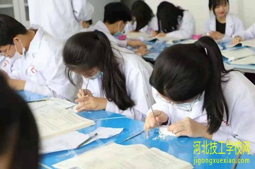 学习口腔修复工艺专业能当牙医吗？ 招生专业